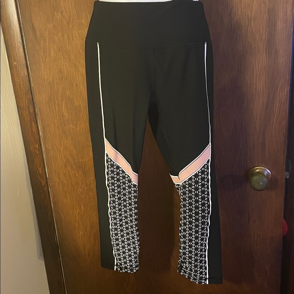 Black and Pink Patterned Leggings 🌸🖤 - Picture 9 of 12